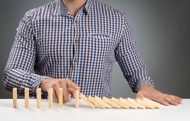 Blocchi domino ad alto angolo che cadono