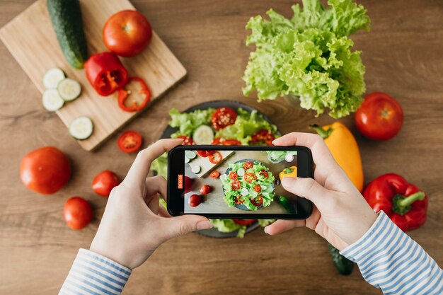 Blogger alimentare femminile in streaming a casa