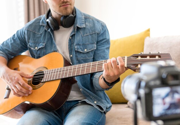 Blogger che si registra mentre suona la chitarra