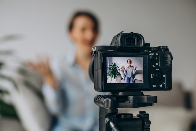 Blogger di giovane donna che registra video sulla fotocamera