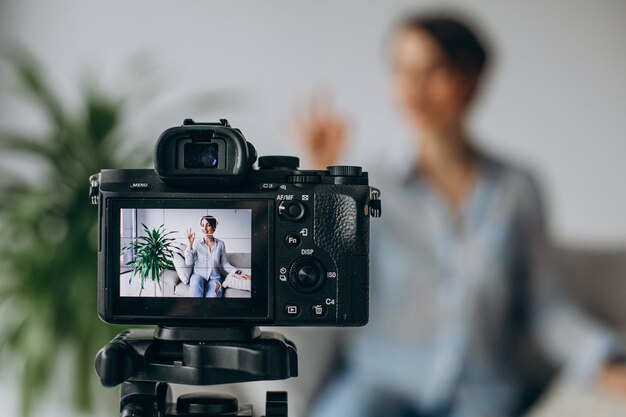 Blogger di giovane donna che registra video sulla fotocamera