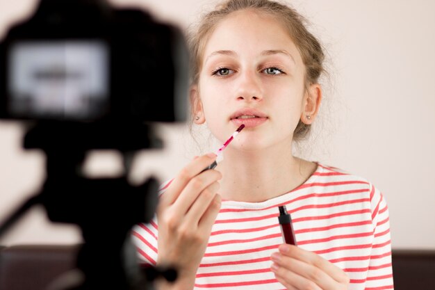 Blogger di medio livello con rossetto