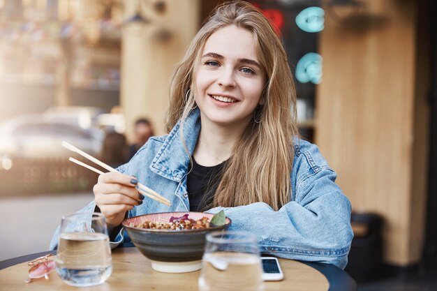 Blogger di stile di vita che fa la recensione sul nuovo ristorante asiatico in città