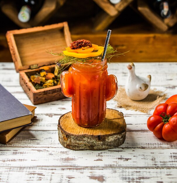 Bloody Mary cocktail con pomodori e verdure.