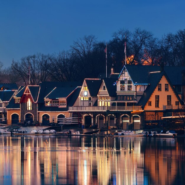 Boathouse Row a Filadelfia come il famoso punto di riferimento storico.