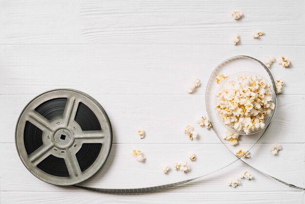 Bobina di film e cesto di popcorn