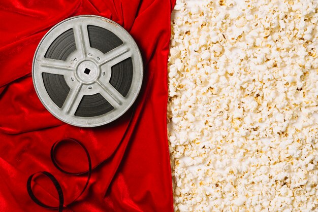 Bobina di film e popcorn
