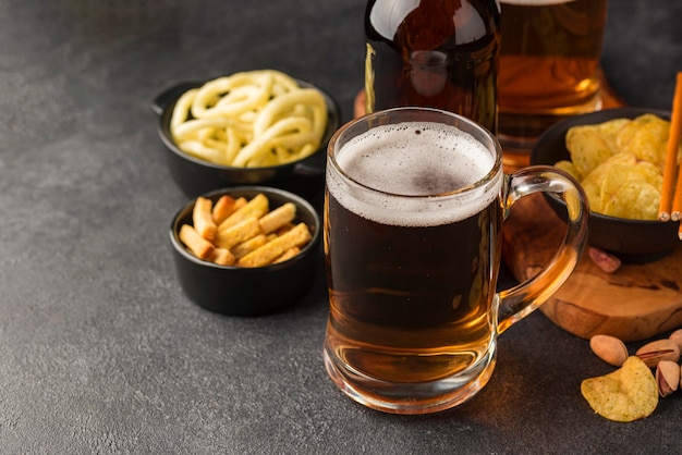 Boccale di birra ad alto angolo e snack