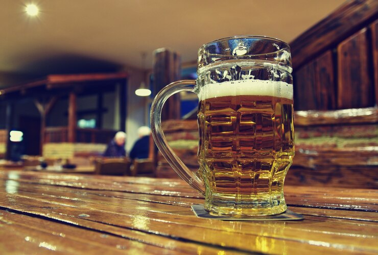 Boccale di birra sul tavolo in legno
