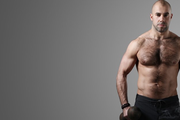 Bodybuilder in posa e mostrando i muscoli