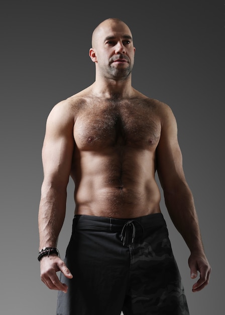 Bodybuilder in posa e mostrando i muscoli