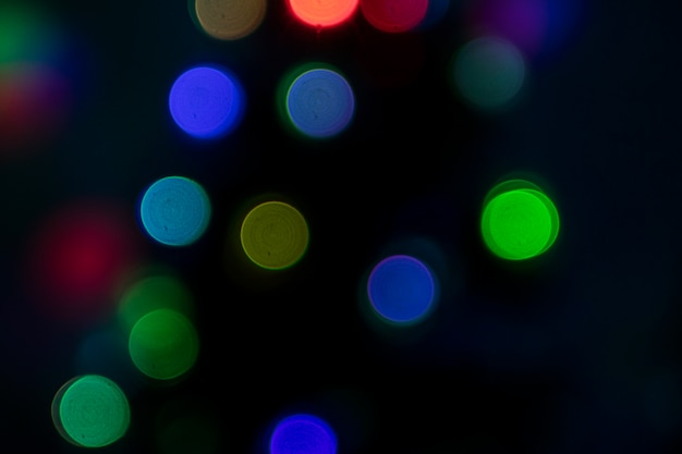 Bokeh multicolore su sfondo scuro