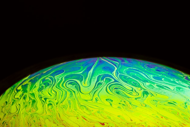 Bolla di sapone increspata tonalità multicolore astratta su fondo nero