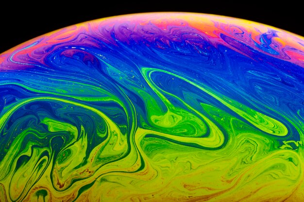 Bolla di sapone psichedelica astratta di pendenza su fondo nero