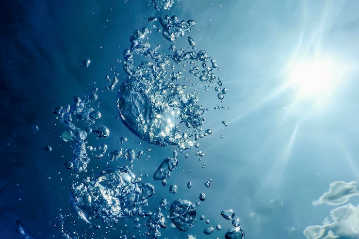 Foto gratuito bolle d'aria subacquee con luce solare. bolle d'aria di sfondo subacqueo