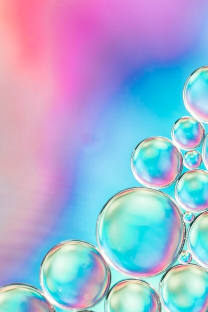 Bolle di aria colorate astratte in acqua su sfondo sfocato saturo