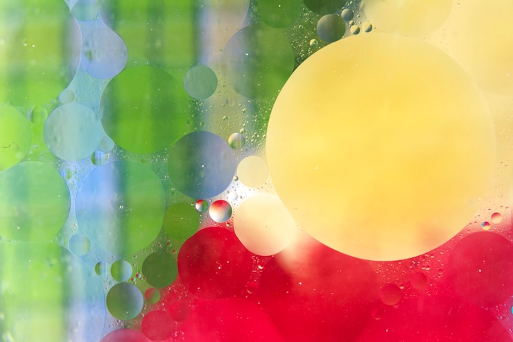 Foto gratuito bolle in verde; colore rosso e giallo che formano lo sfondo bagnato