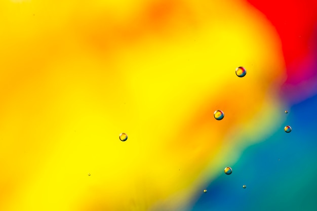 Bolle oleose trasparenti sul fondo acquoso dello spazio vibrante della copia