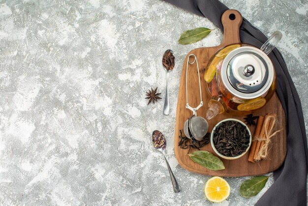 Bollitore vista dall'alto con tè tè al limone su sfondo bianco cerimonia dei fiori colore alimentare sapore mattutino colazione alla frutta