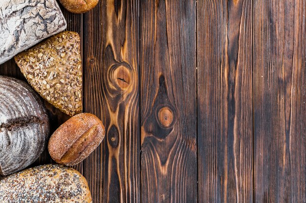 Bordo del pane su legno scuro con sfondo spazio copia