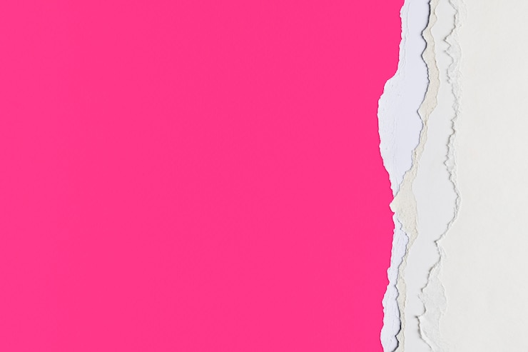 Foto gratuito bordo di carta strappato in rosa su sfondo colorato fatto a mano