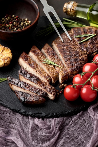 Bordo di legno del primo piano con carne cotta saporita