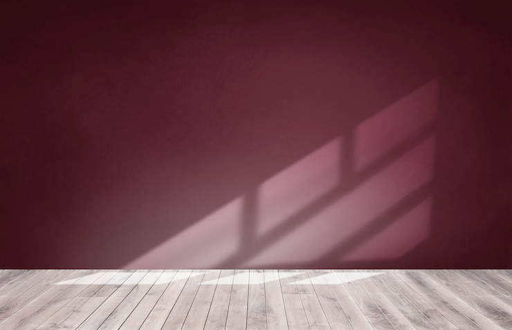 Foto gratuito borgogna muro rosso in una stanza vuota con un pavimento in legno