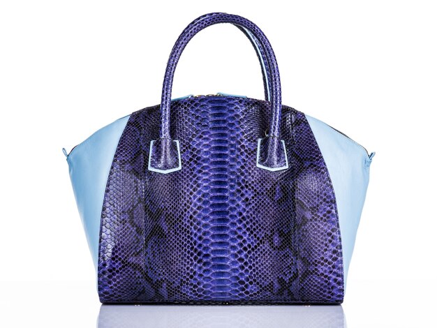 Borsa alla moda della donna alla moda isolata su fondo bianco. Bella borsa femminile in pelle di lusso viola. Accessori di lusso.