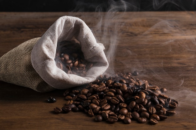 Borsa con chicchi di caffè caldi