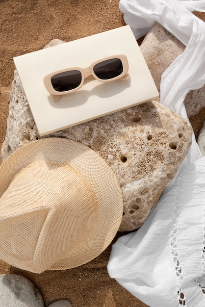 Borsa da spiaggia vista dall'alto con elementi essenziali