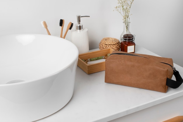 Borsa da toilette con prodotti ad angolo alto