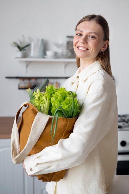 Borsa della holding della donna di smiley del colpo medio