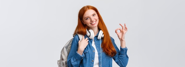 Borsa di studio per l'istruzione e concetto universitario adorabile ragazza adolescente ha scelto la scelta migliore dove lo studio vuole