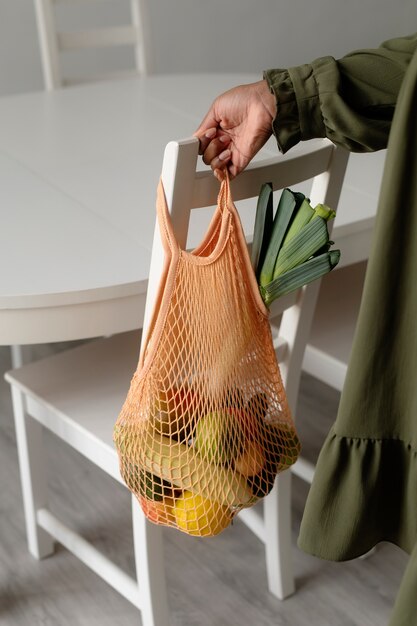 Borsa ecologica che tiene la mano ravvicinata