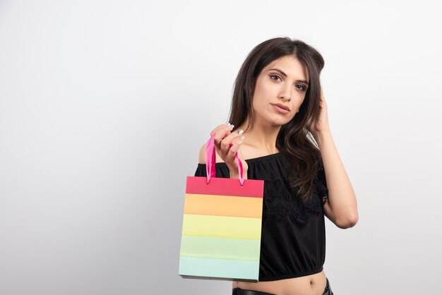 Borsa regalo della holding della giovane donna.