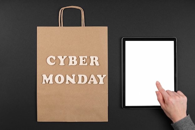 Borsa shopping cyber lunedì con tablet