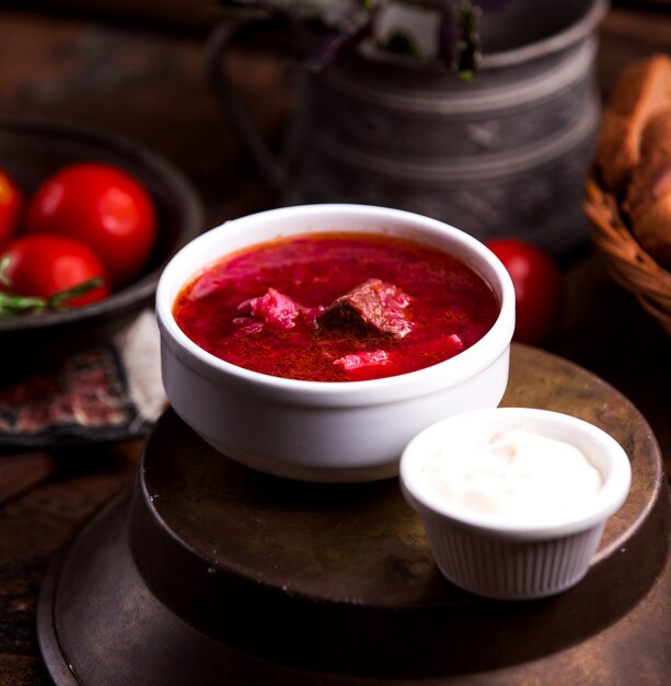 Borsch con carne in una ciotola bianca