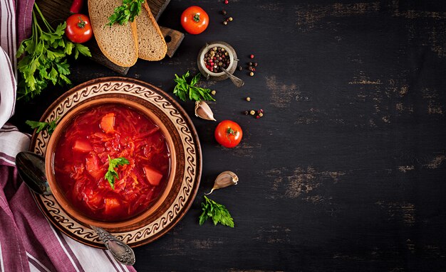 Borscht russo ucraino tradizionale o minestra rossa sulla ciotola. Vista dall'alto