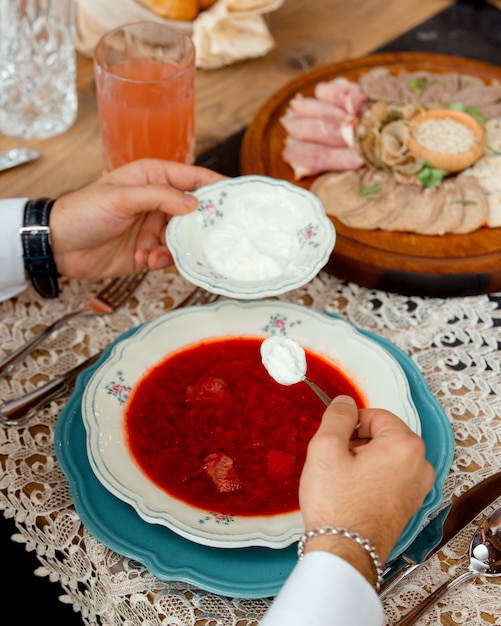 Bortsh con panna acida sul tavolo