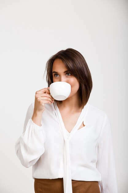 Boss di successo donna che beve caffè, sorridente