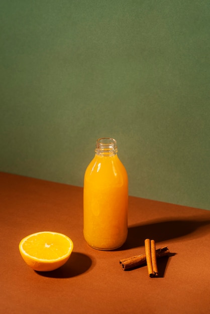Bottiglia ad alto angolo con succo d'arancia
