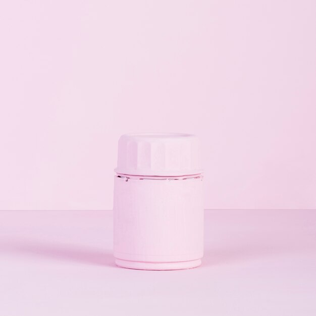 Bottiglia chiusa rosa su fondo rosa