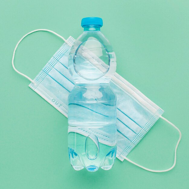 Bottiglia d'acqua sopra la mascherina medica