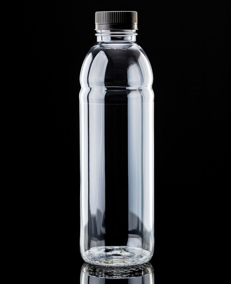 Foto gratuito bottiglia d'acqua trasparente in studio