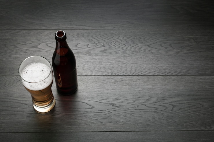 Foto gratuito bottiglia da birra e vetro con spazio di copia