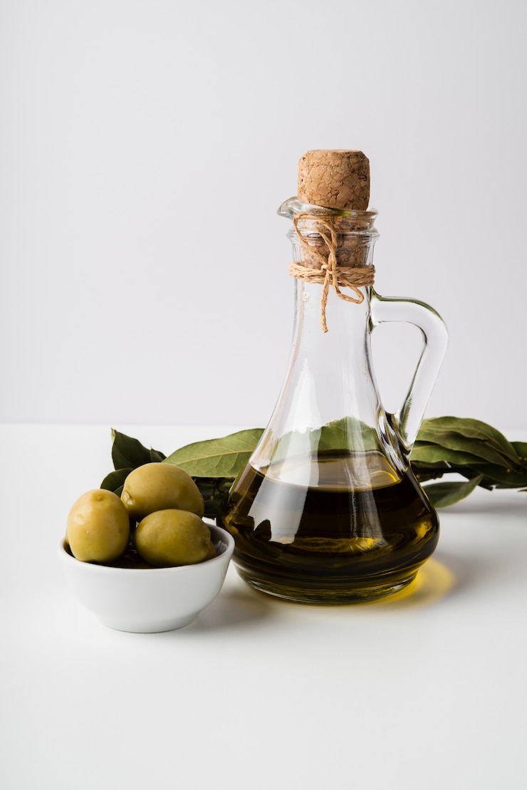 Foto gratuito bottiglia del primo piano di olio d'oliva e di olive biologici