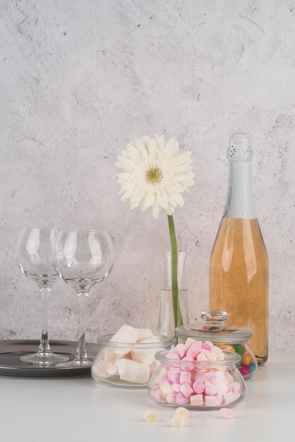 Bottiglia di Champagne con marshmallow sul tavolo