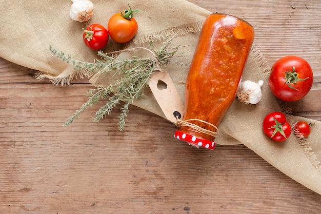 Bottiglia di delizioso borscht e pomodori