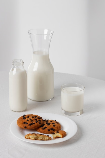 Bottiglia di latte con biscotti dolci