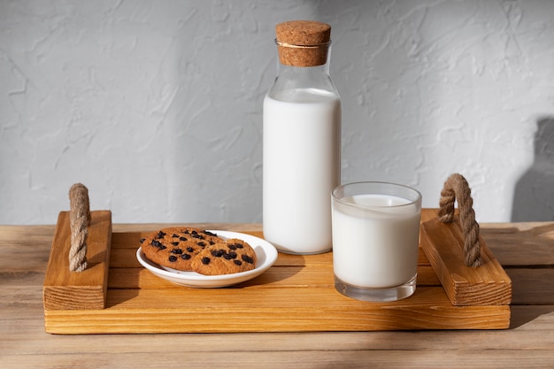 Bottiglia di latte con biscotti dolci